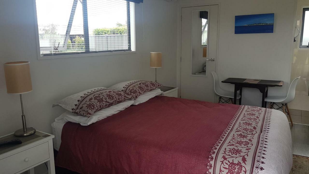 Accommodation In Frimley Hastings Exterior photo
